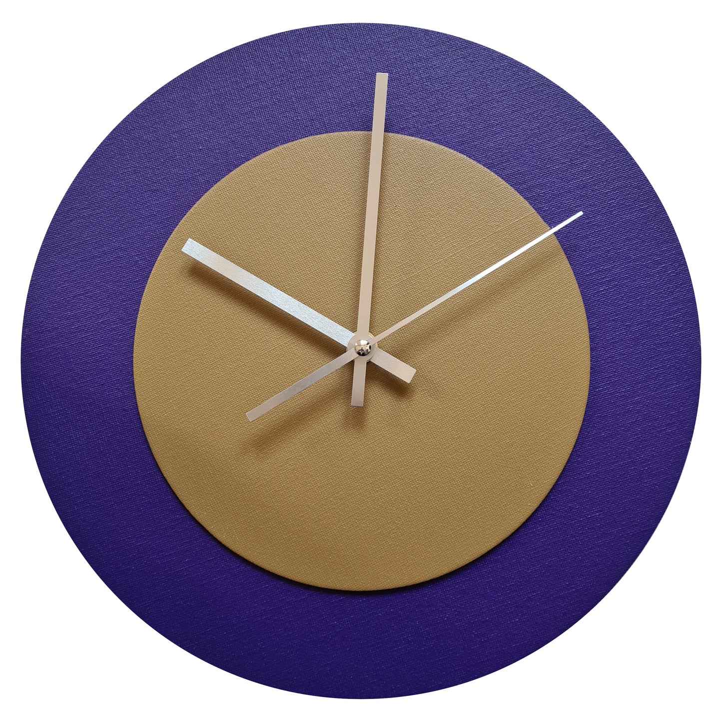 Pop Art Wanduhr Lila  Hellbraun mit silbernen Zeigern 30 cm rund
