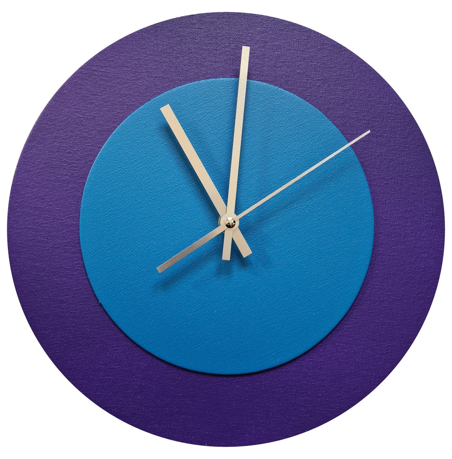 Pop Art Wanduhr Lila  Mittelblau mit silbernen Zeigern 30 cm rund
