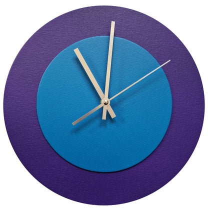 Pop Art Wanduhr Lila  Mittelblau mit silbernen Zeigern 30 cm rund
