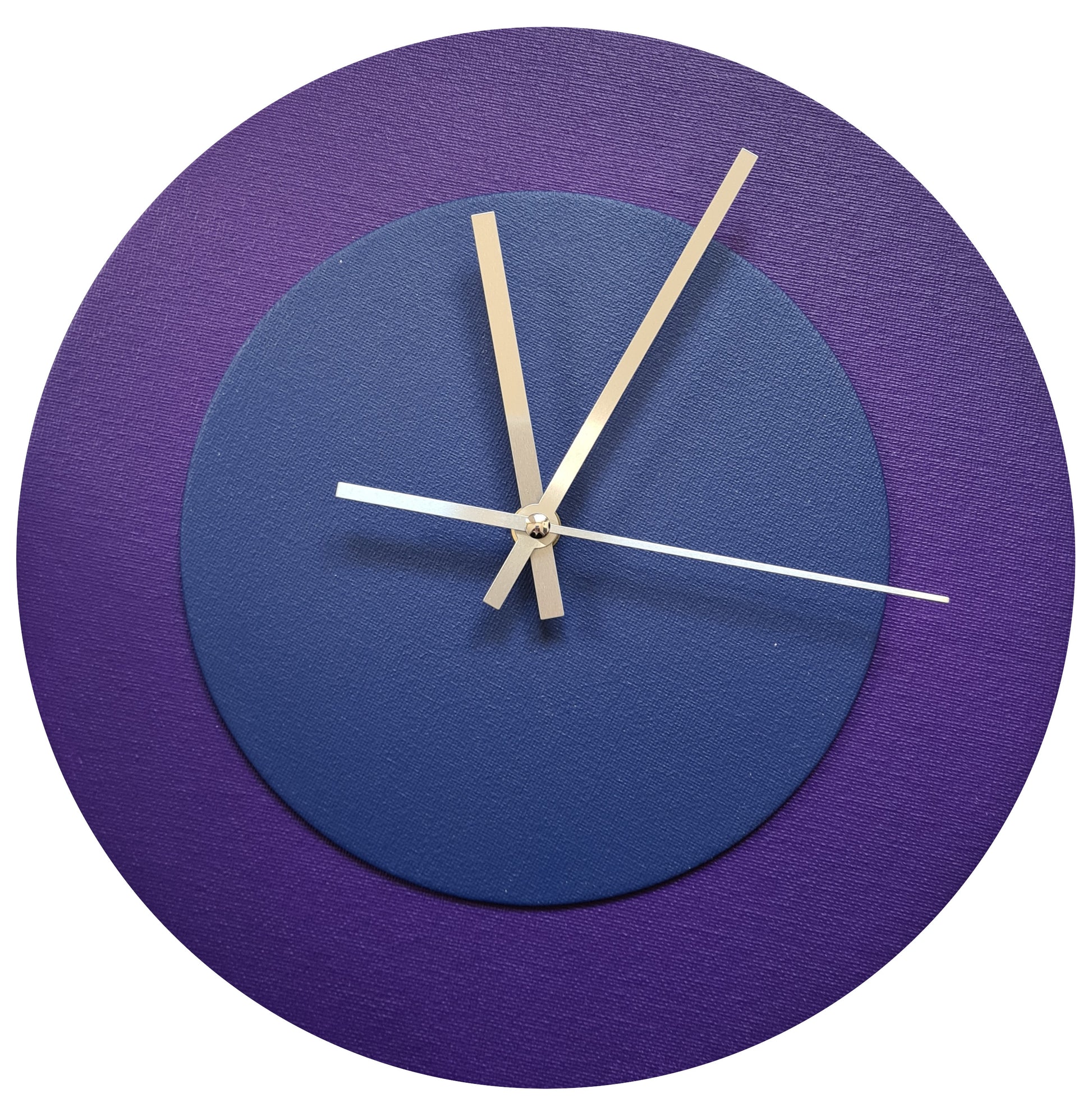Pop Art Wanduhr Lila  Dunkelblau mit silbernen Zeigern 30 cm rund
