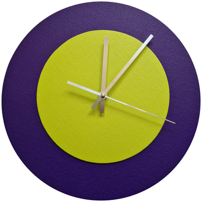 Pop Art Wanduhr Lila  Farngrün mit silbernen Zeigern 30 cm rund
