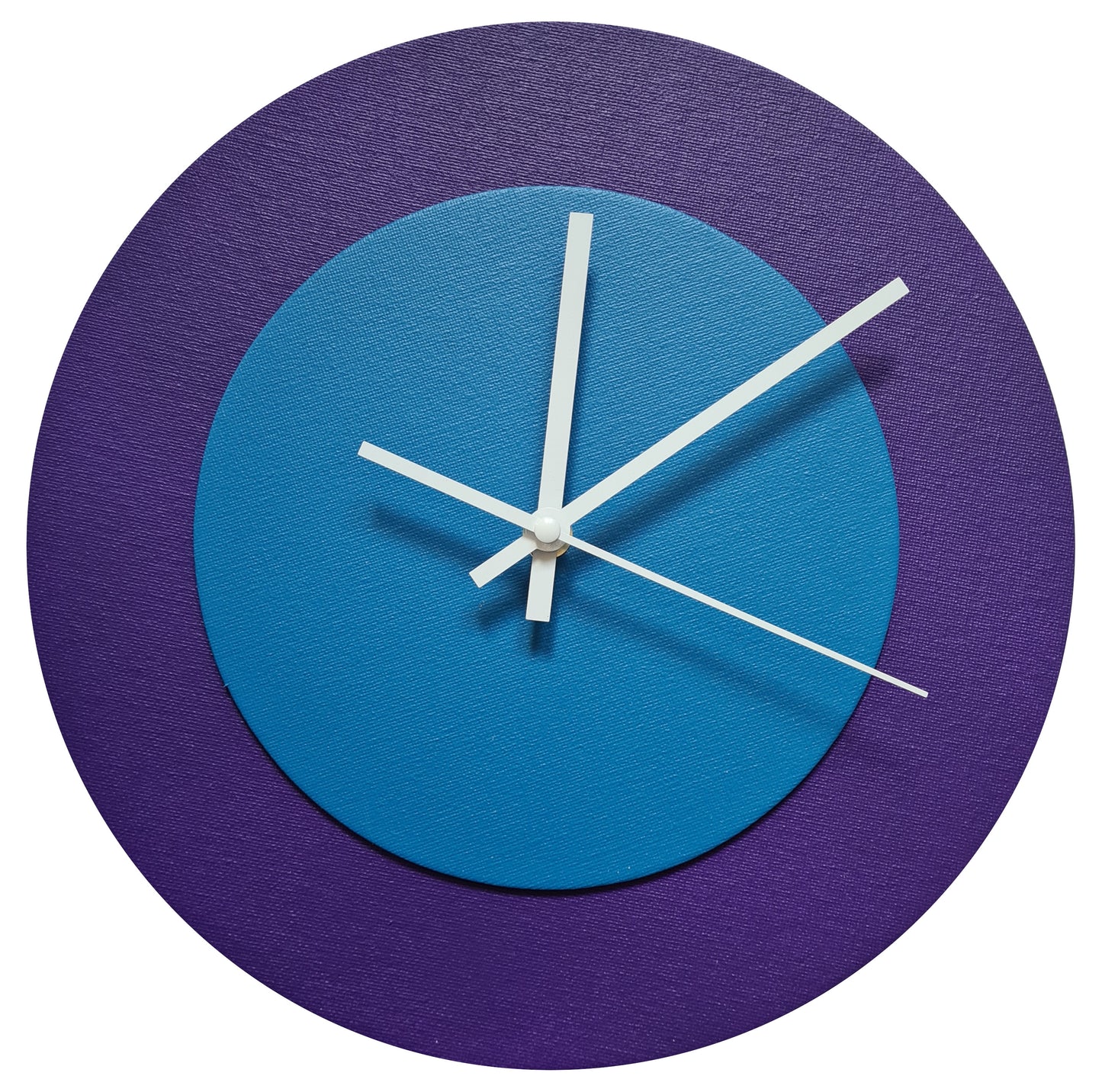 Pop Art Wanduhr Lila  Mittelblau mit weißen Zeigern 30 cm rund
