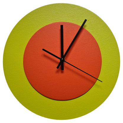 Pop Art Wanduhr Farngrün  Orangefarben mit schwarzen Zeigern 30 cm rund
