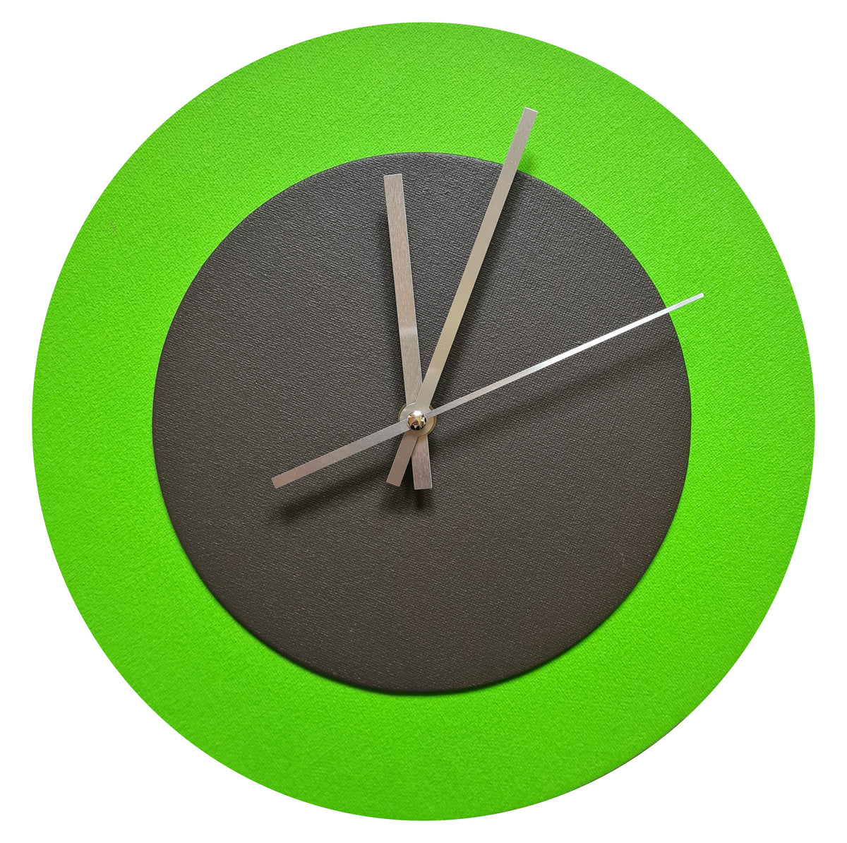 Pop Art Wanduhr Hellgrün  Dunkelbraun mit silbernen Zeigern 30 cm rund

