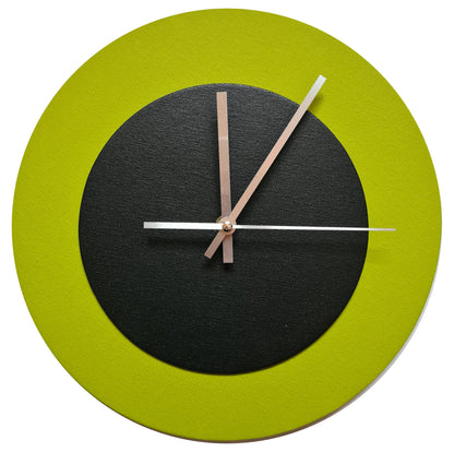 Pop Art Wanduhr Olivgrün  Schwarz mit silbernen Zeigern 30 cm rund
