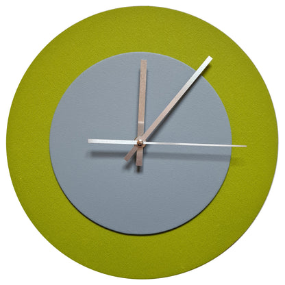 Pop Art Wanduhr Olivgrün  Grau mit silbernen Zeigern 30 cm rund
