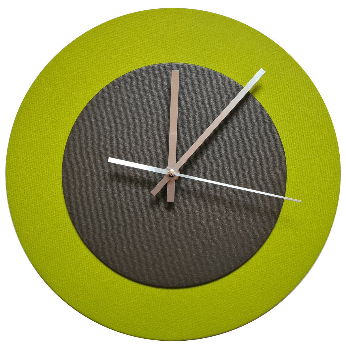 Pop Art Wanduhr Olivgrün  Dunkelbraun mit silbernen Zeigern 30 cm rund
