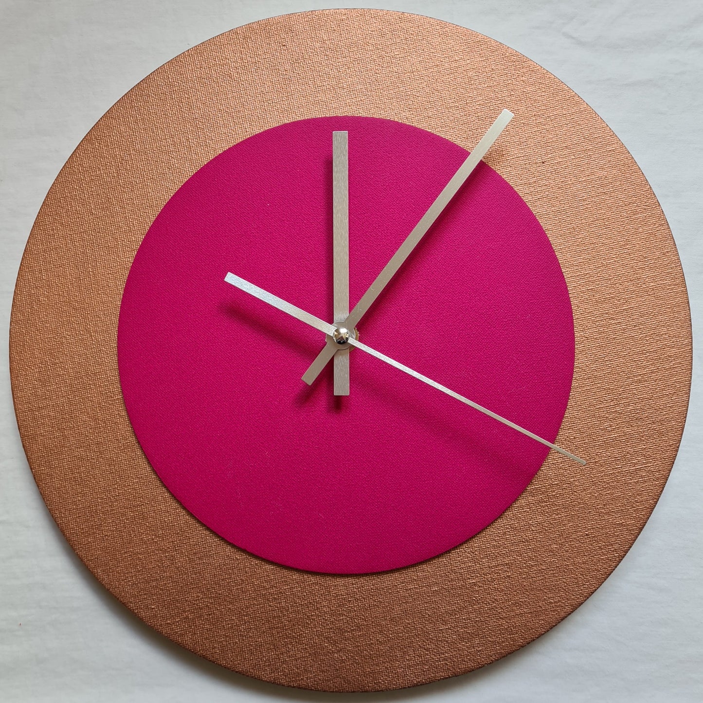 Pop Art Wanduhr Bronze  Magentafarben mit silbernen Zeigern 30 cm rund