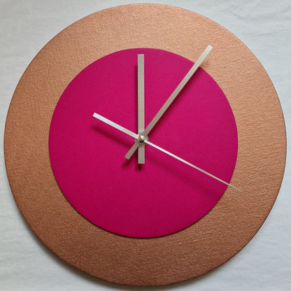 Pop Art Wanduhr Bronze  Magentafarben mit silbernen Zeigern 30 cm rund