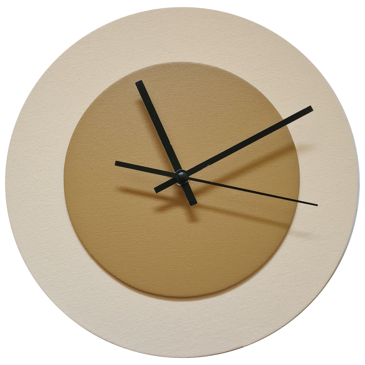 Pop Art Wanduhr Creme Hellbraun mit schwarzen Zeigern 30 cm rund