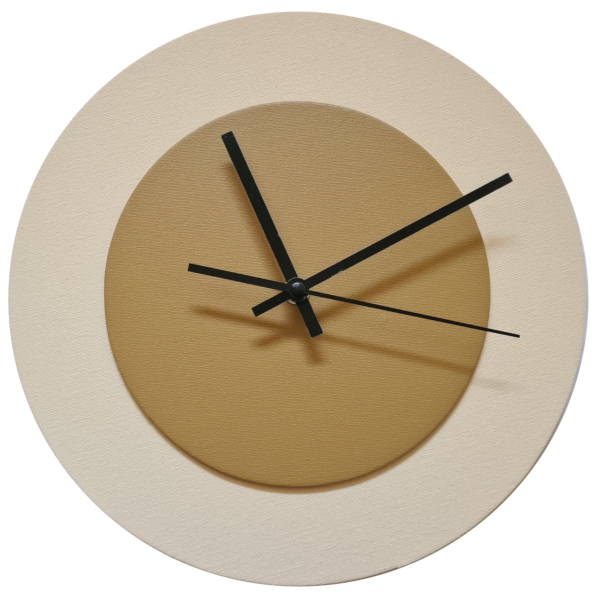 Pop Art Wanduhr Creme Hellbraun mit schwarzen Zeigern 30 cm rund