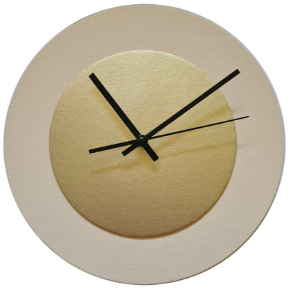 Pop Art Wanduhr Creme Goldfarben mit schwarzen Zeigern 30 cm rund