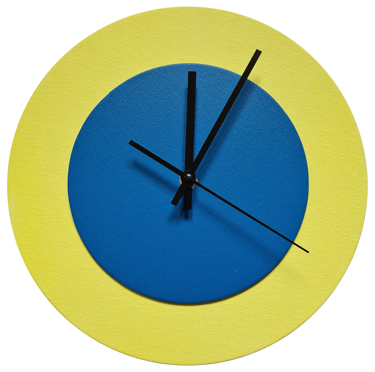 Pop Art Wanduhr Hellgelb  Mittelblau mit schwarzen Zeigern 30 cm rund