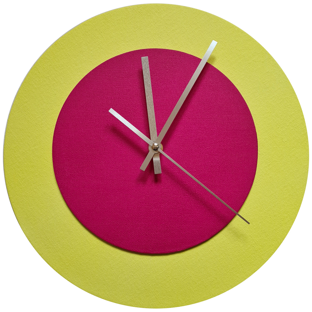 Pop Art Wanduhr Hellgelb  Magentafarben mit silbernen Zeigern 30 cm rund