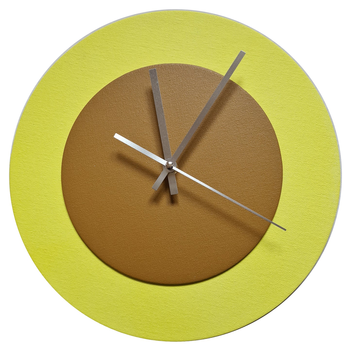 Pop Art Wanduhr Hellgelb  Hellbraun mit silbernen Zeigern 30 cm rund