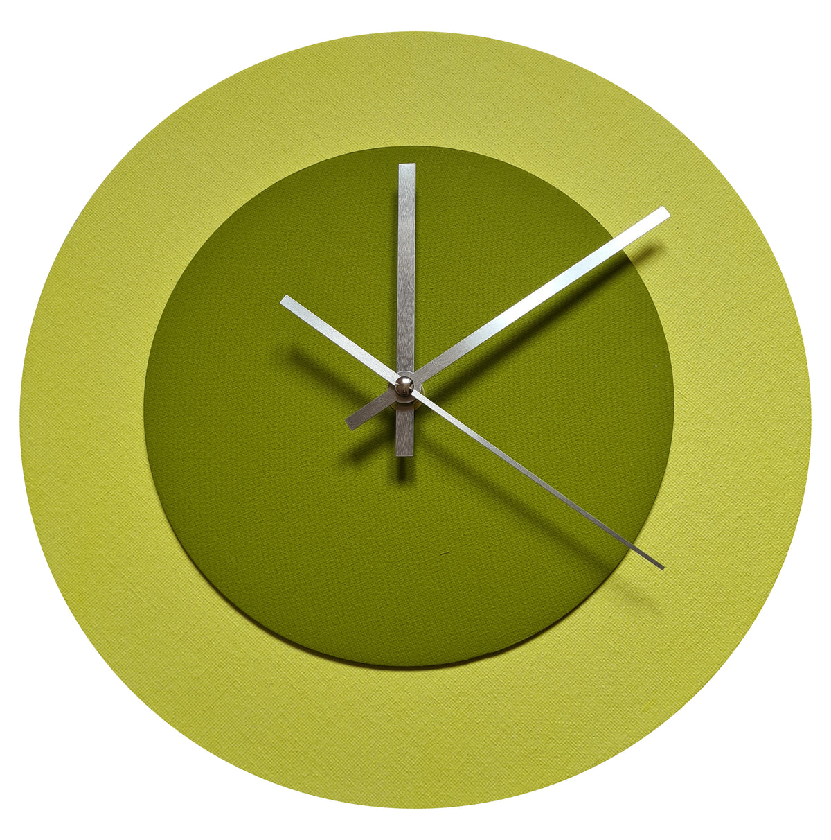 Pop Art Wanduhr Hellgelb  Olivgrün mit silbernen Zeigern 30 cm rund