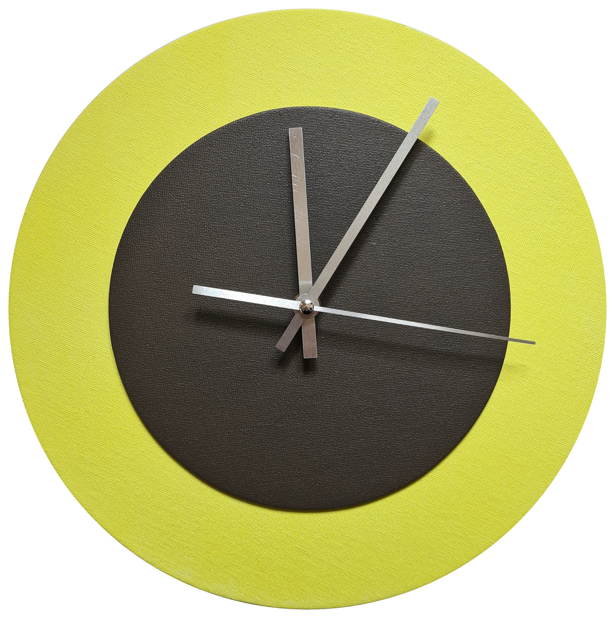Pop Art Wanduhr Hellgelb  Dunkelbraun mit silbernen Zeigern 30 cm rund