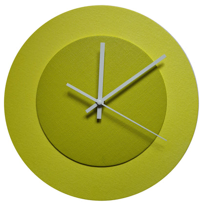Pop Art Wanduhr Hellgelb  Farngrün mit weißen Zeigern 30 cm rund