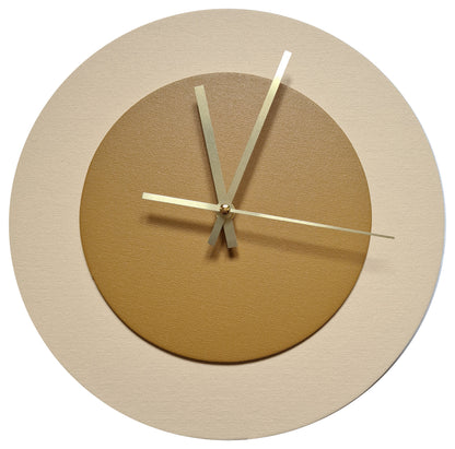 Pop Art Wanduhr Creme Hellbraun mit goldenen Zeigern 30 cm rund
