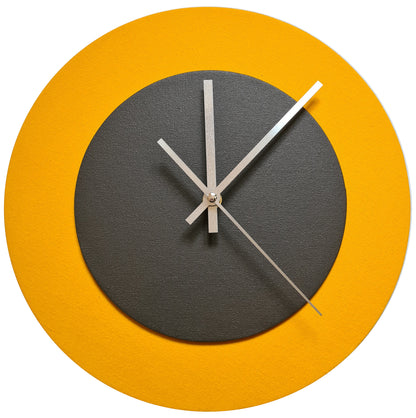 Pop Art Wanduhr Sonnengelb  Dunkelbraun mit silbernen Zeigern 30 cm rund
