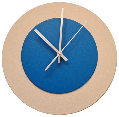 Pop Art Wanduhr Creme Mittelblau mit silbernen Zeigern 30 cm rund