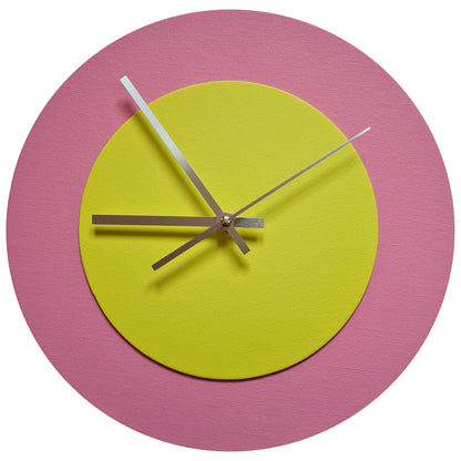 Pop Art Wanduhr Rosa  Hellgelb mit silbernen Zeigern 30 cm rund

