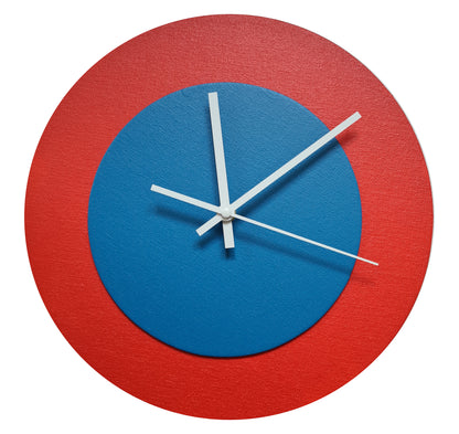 Pop Art Wanduhr Hellrot  Mittelblau mit weißen Zeigern 30 cm rund
