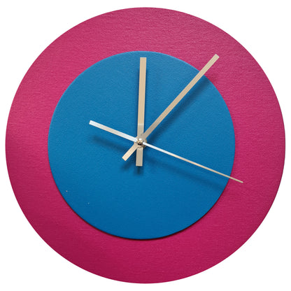 Pop Art Wanduhr Magenta  Mittelblau mit silbernen Zeigern 30 cm rund
