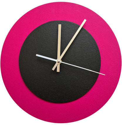Pop Art Wanduhr Magenta  Schwarz mit silbernen Zeigern 30 cm rund
