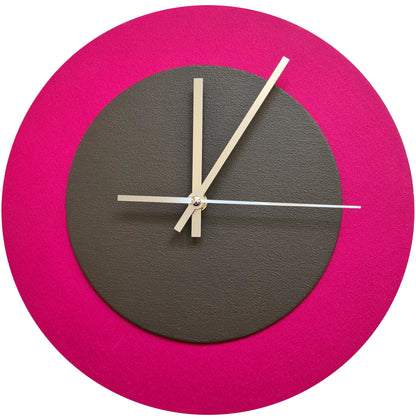 Pop Art Wanduhr Magenta  Dunkelbraun mit silbernen Zeigern 30 cm rund
