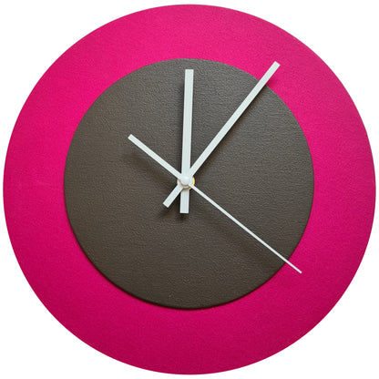 Pop Art Wanduhr Magenta  Dunkelbraun mit weißen Zeigern 30 cm rund
