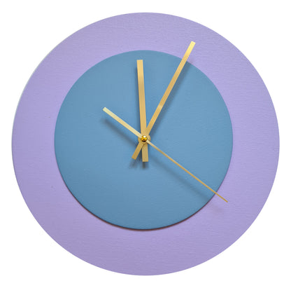 Pop Art Wanduhr Flieder Hellblau  mit goldenen Zeigern 30 cm rund
