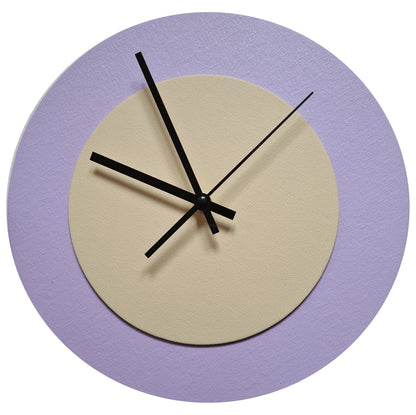 Pop Art Wanduhr Flieder  Cremefarben mit schwarzen Zeigern 30 cm rund
