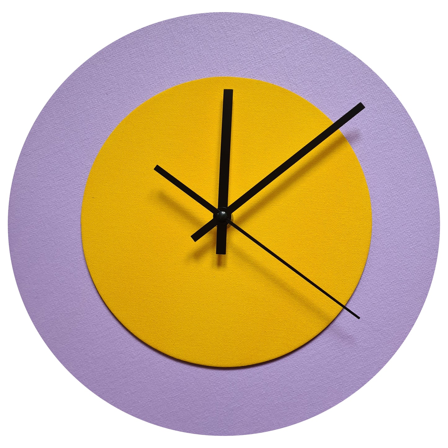 Pop Art Wanduhr Flieder  Sonnengelb mit schwarzen Zeigern 30 cm rund

