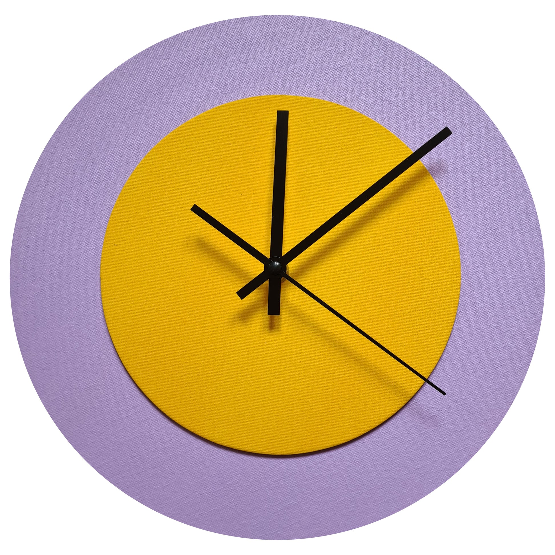 Pop Art Wanduhr Flieder  Sonnengelb mit schwarzen Zeigern 30 cm rund
