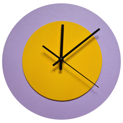 Pop Art Wanduhr Flieder  Sonnengelb mit schwarzen Zeigern 30 cm rund
