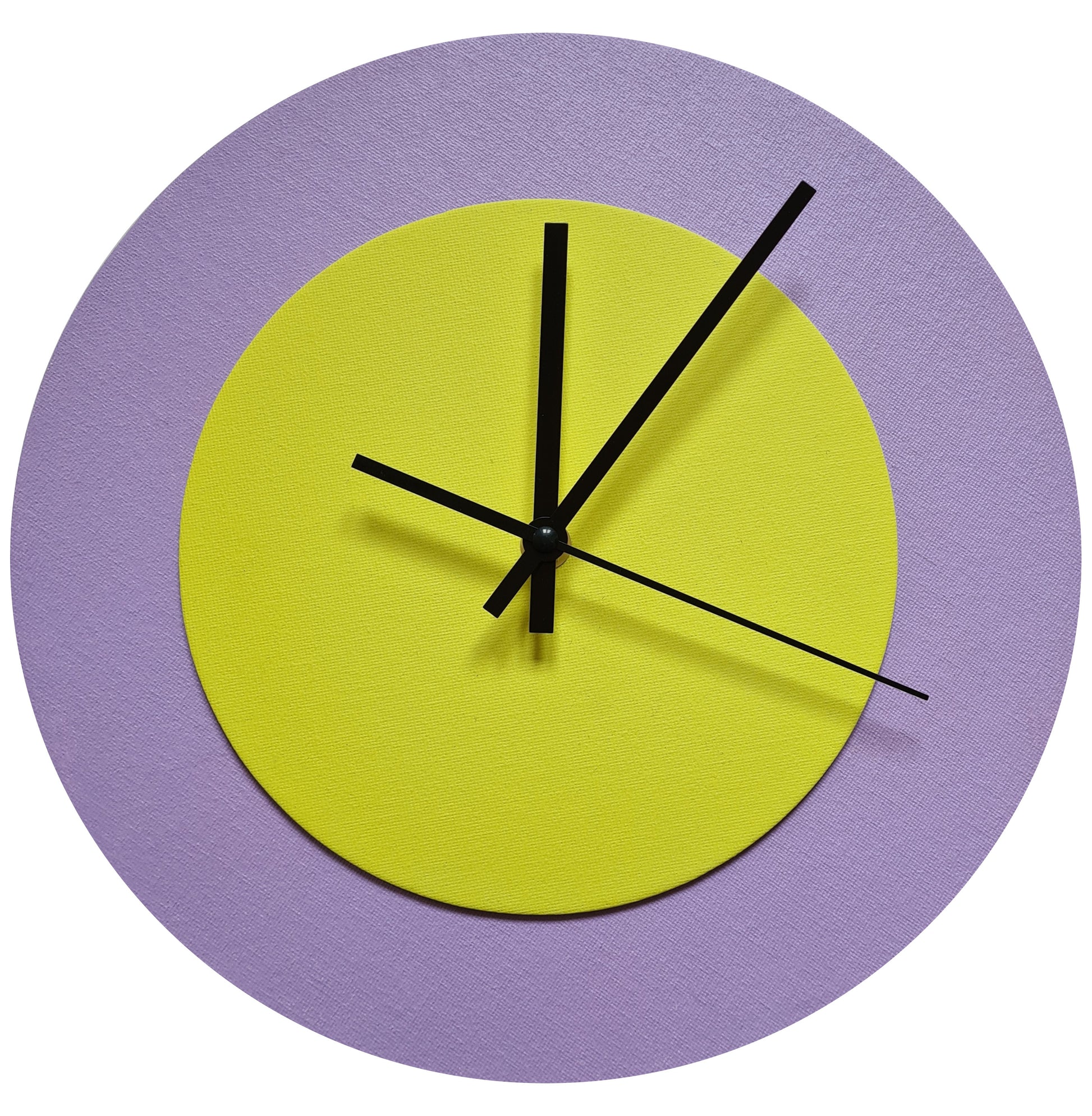 Pop Art Wanduhr Flieder  Hellgelb mit schwarzen Zeigern 30 cm rund
