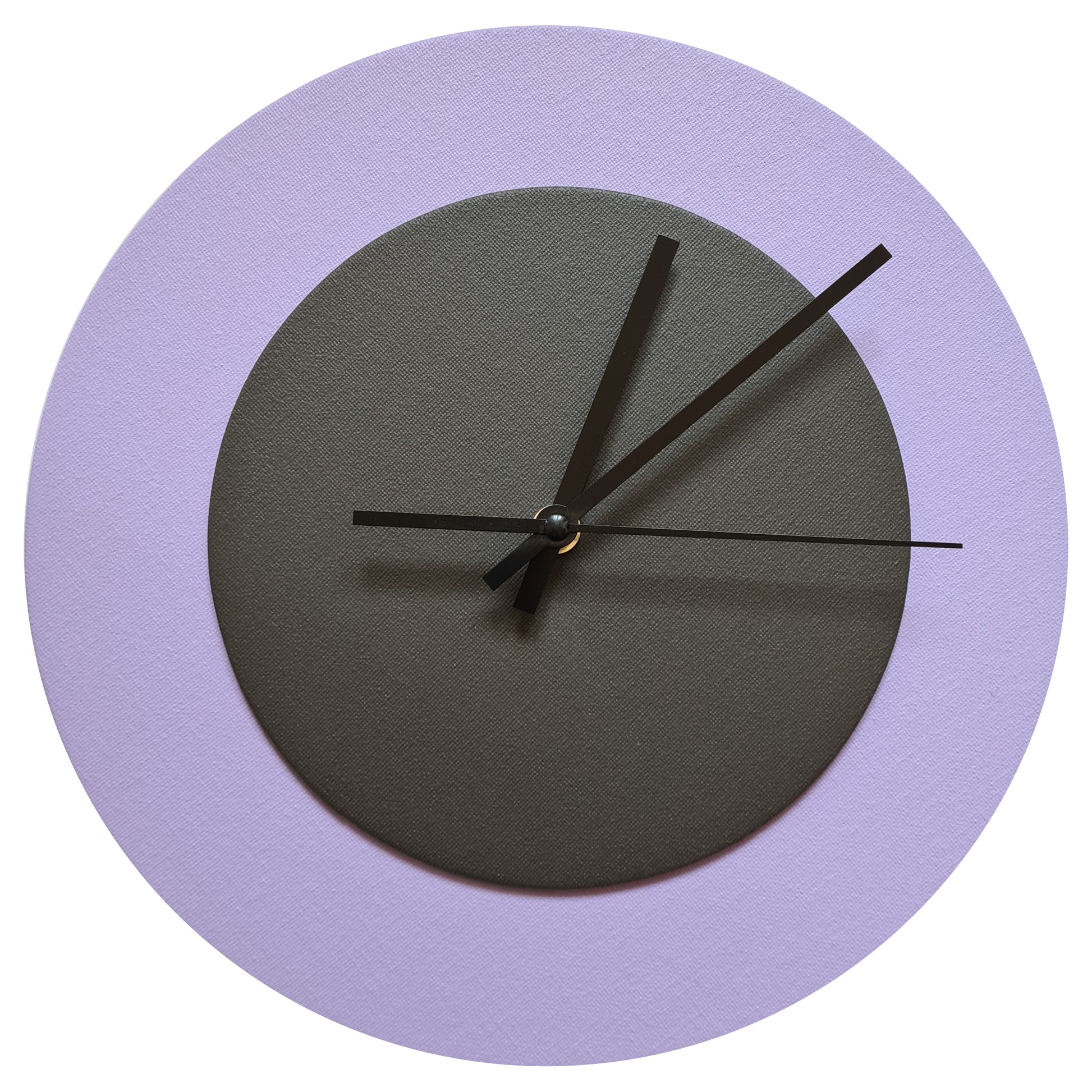Pop Art Wanduhr Flieder  Dunkelbraun mit schwarzen Zeigern 30 cm rund
