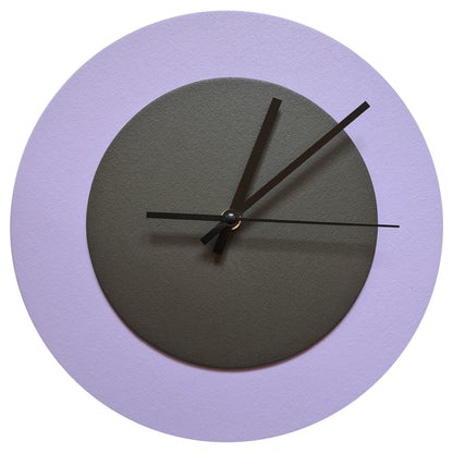 Pop Art Wanduhr Flieder  Dunkelbraun mit schwarzen Zeigern 30 cm rund
