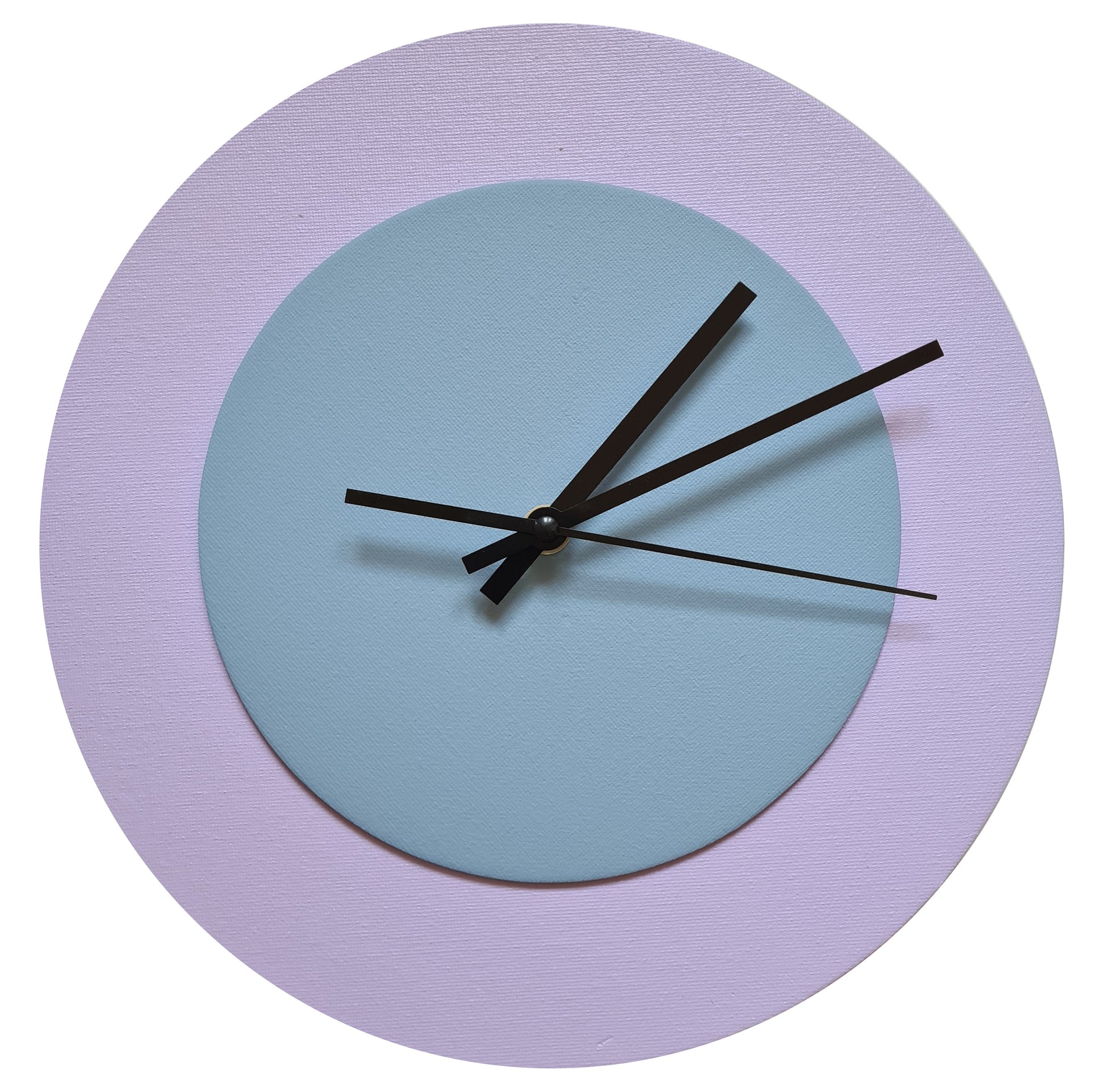 Pop Art Wanduhr Flieder Hellblau  mit schwarzen Zeigern 30 cm rund
