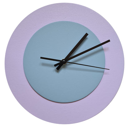 Pop Art Wanduhr Flieder Hellblau  mit schwarzen Zeigern 30 cm rund
