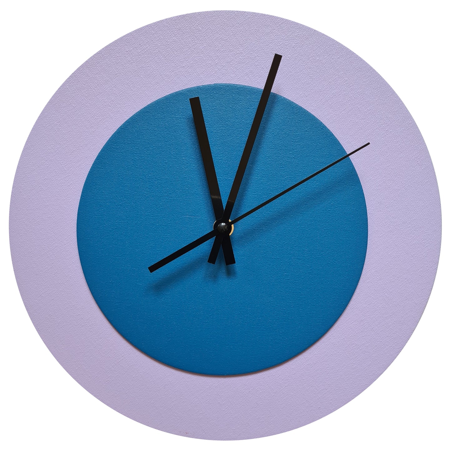 Pop Art Wanduhr Flieder  Mittelblau mit schwarzen Zeigern 30 cm rund
