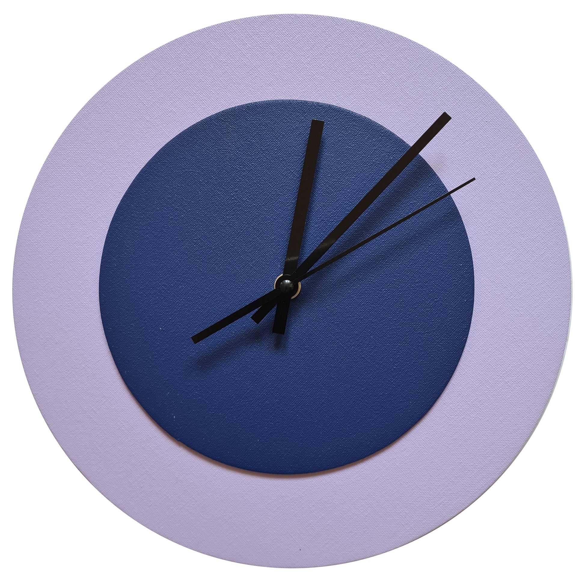 Pop Art Wanduhr Flieder  Dunkelblau mit schwarzen Zeigern 30 cm rund

