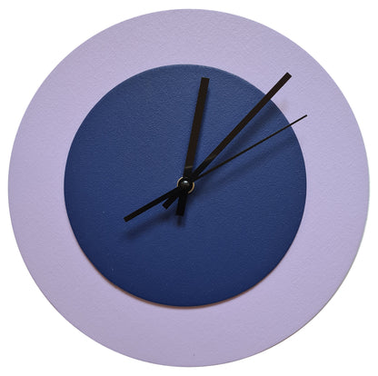 Pop Art Wanduhr Flieder  Dunkelblau mit schwarzen Zeigern 30 cm rund
