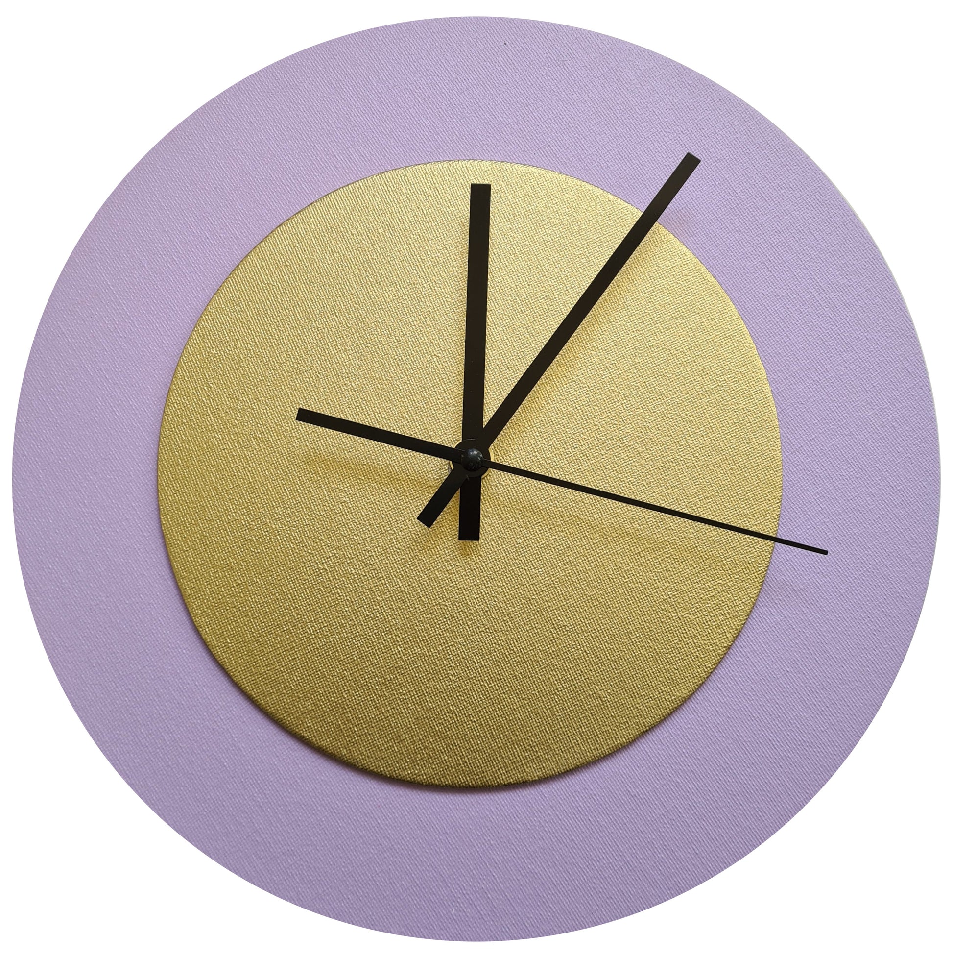 Pop Art Wanduhr Flieder Goldfarben  mit schwarzen Zeigern 30 cm rund
