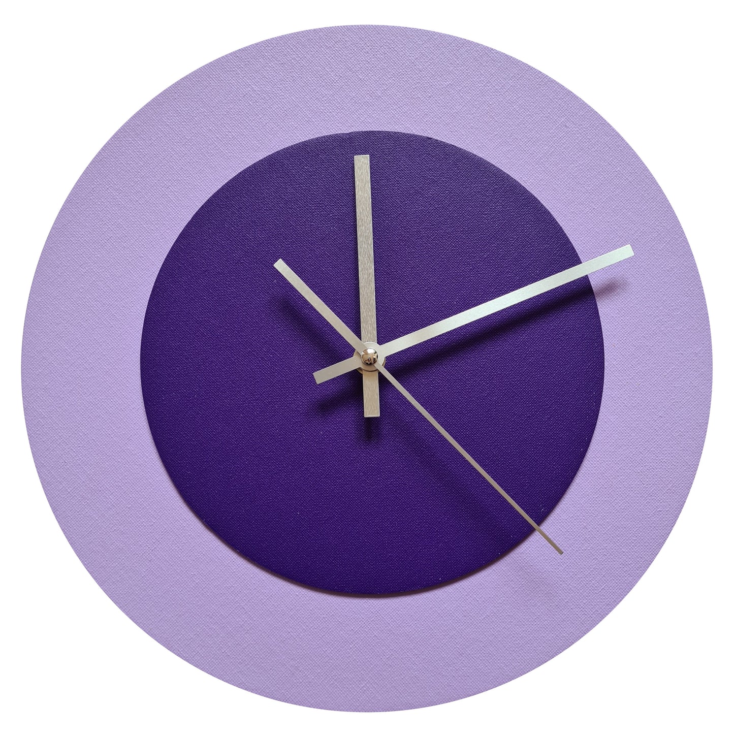 Pop Art Wanduhr Flieder  Lilafarben mit silbernen Zeigern 30 cm rund
