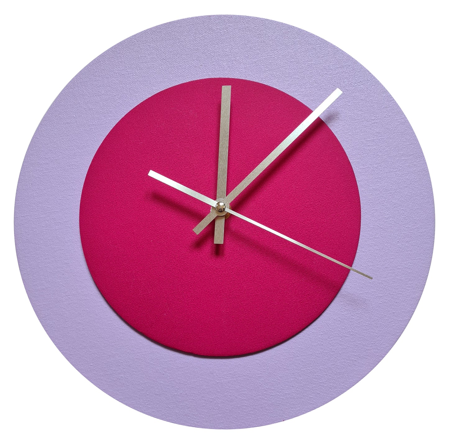 Pop Art Wanduhr Flieder  Magentafarben mit silbernen Zeigern 30 cm rund
