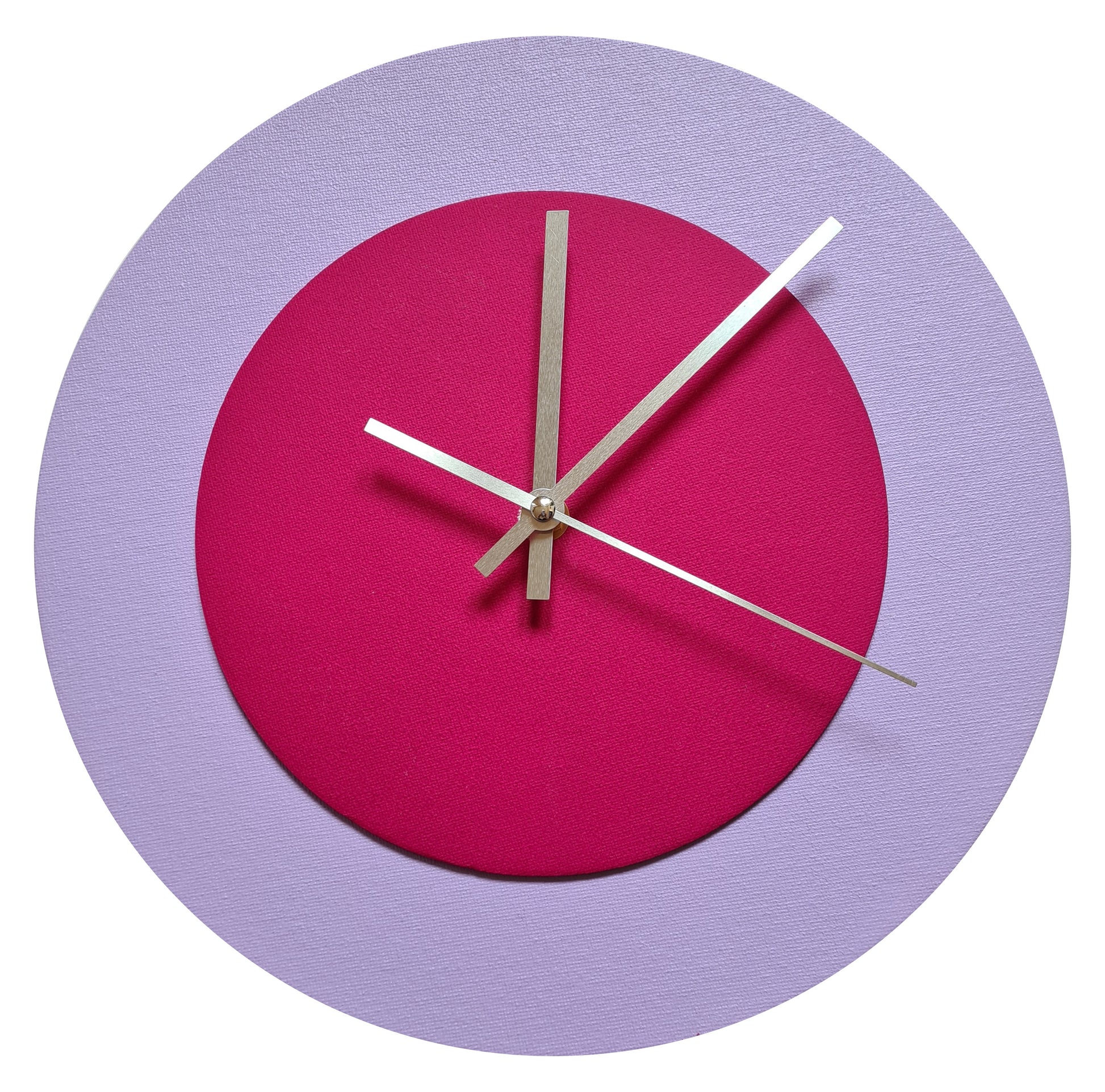 Pop Art Wanduhr Flieder  Magentafarben mit silbernen Zeigern 30 cm rund
