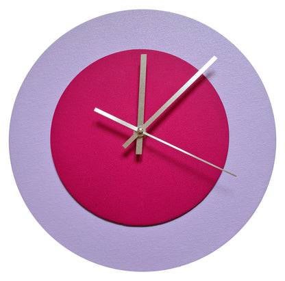 Pop Art Wanduhr Flieder  Magentafarben mit silbernen Zeigern 30 cm rund
