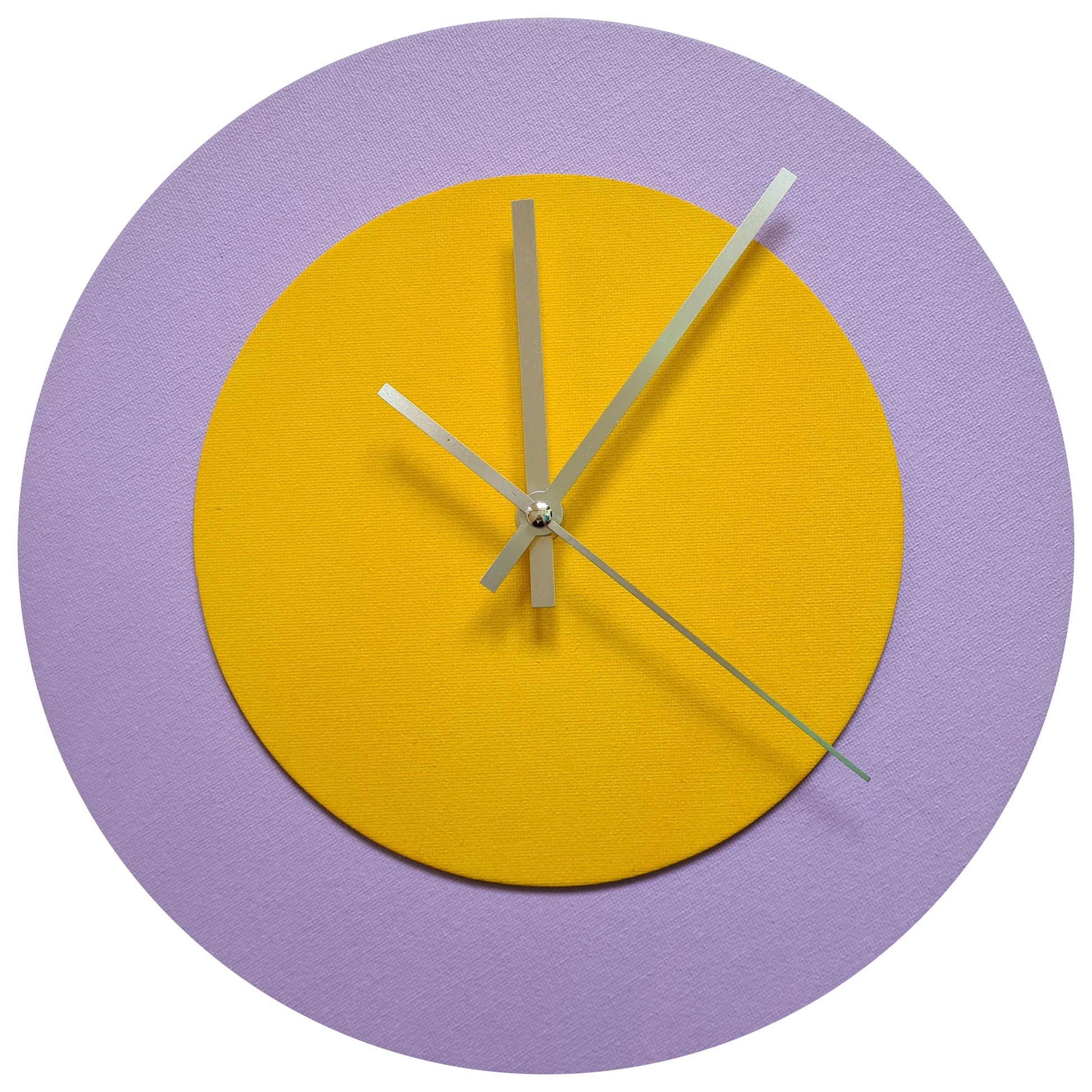 Pop Art Wanduhr Flieder  Sonnengelb mit silbernen Zeigern 30 cm rund
